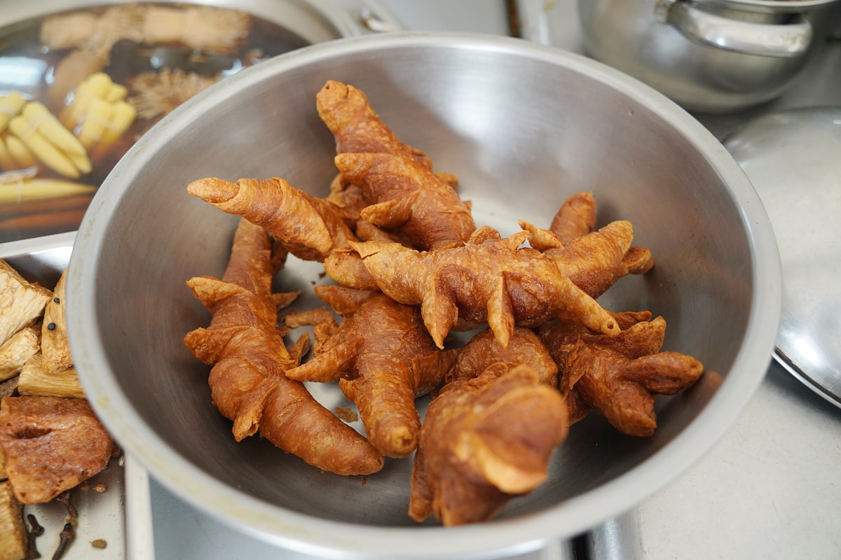 【黃大目大溪豆干】大溪熱滷豆干好選擇 大溪蓮座山觀音寺美食推薦 素雞爪/菜頭/黑豆干美味必點