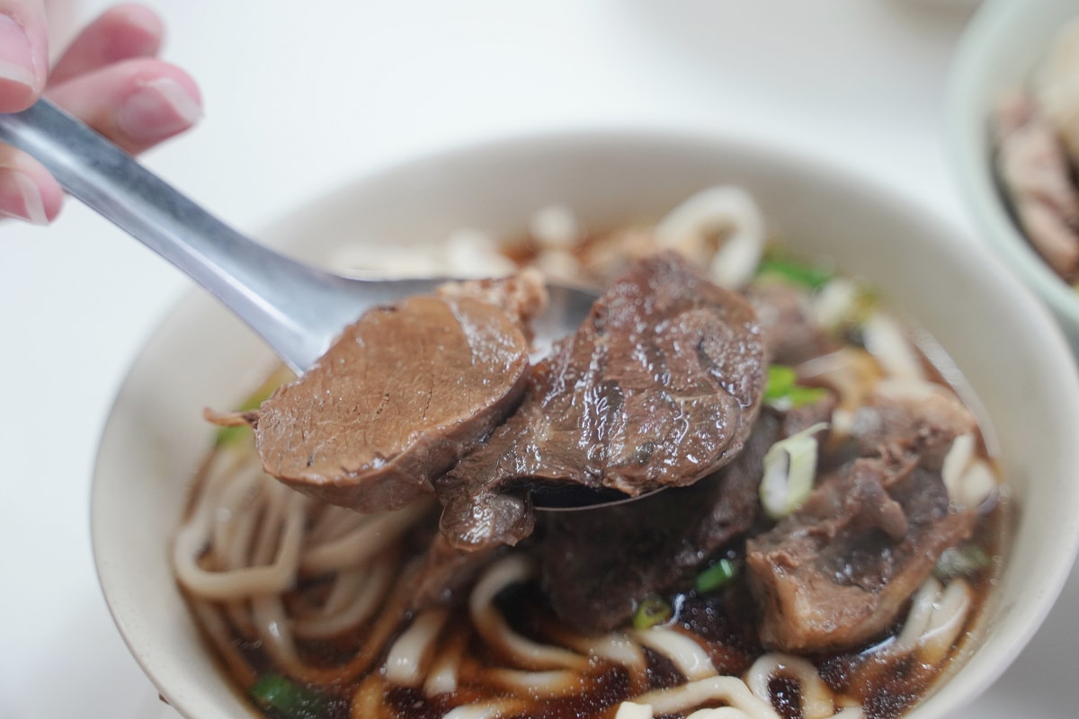 【小吳牛肉麵】台北萬華西門町牛肉麵推薦 台北24小時老字號人氣美食 前鄭州路38巷牛肉麵街