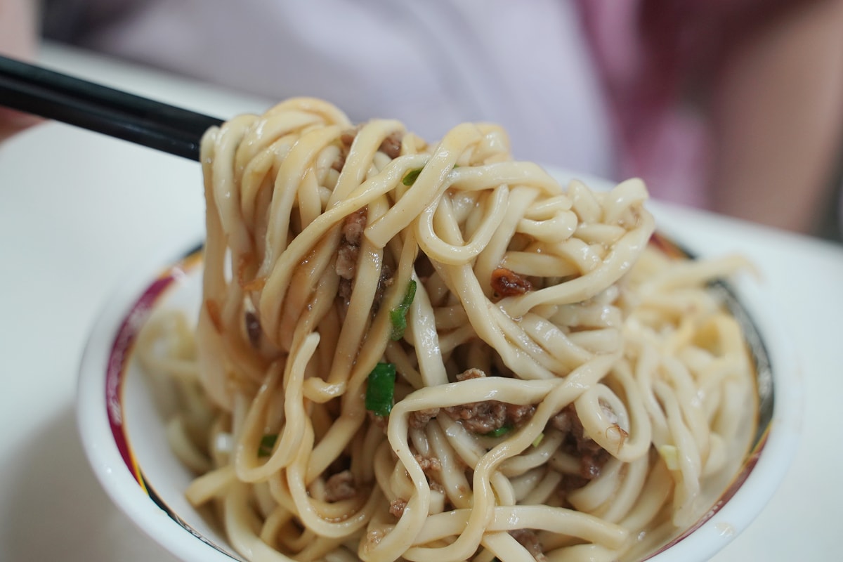 【小吳牛肉麵】台北萬華西門町牛肉麵推薦 台北24小時老字號人氣美食 前鄭州路38巷牛肉麵街