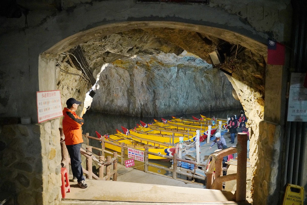 【北海坑道】馬祖南竿必訪景點 人工開鑿鬼斧神工地底坑道 搖櫓舢舨船一探夢幻秘境體驗 - 第10張圖 【北海坑道】馬祖南竿必訪景點 人工開鑿鬼斧神工地底坑道 搖櫓舢舨船一探夢幻秘境體驗