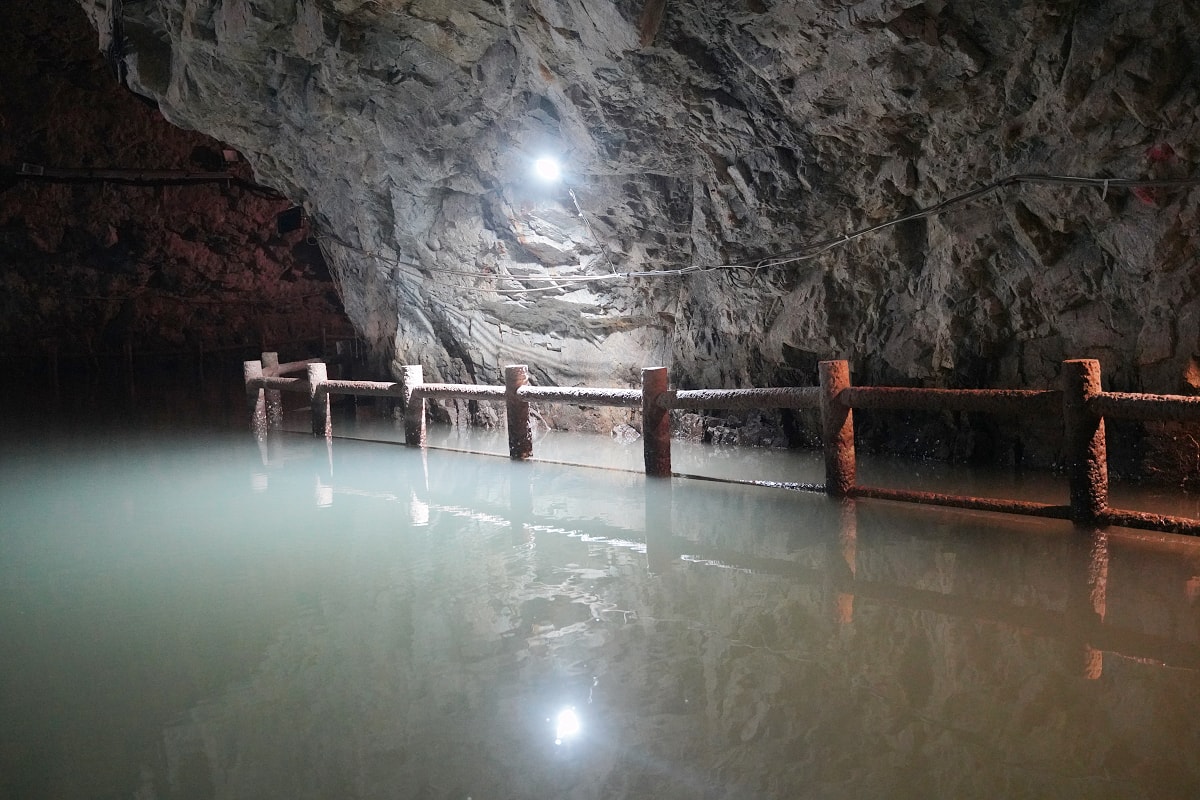 【北海坑道】馬祖南竿必訪景點 人工開鑿鬼斧神工地底坑道 搖櫓舢舨船一探夢幻秘境體驗 - 第14張圖 【北海坑道】馬祖南竿必訪景點 人工開鑿鬼斧神工地底坑道 搖櫓舢舨船一探夢幻秘境體驗