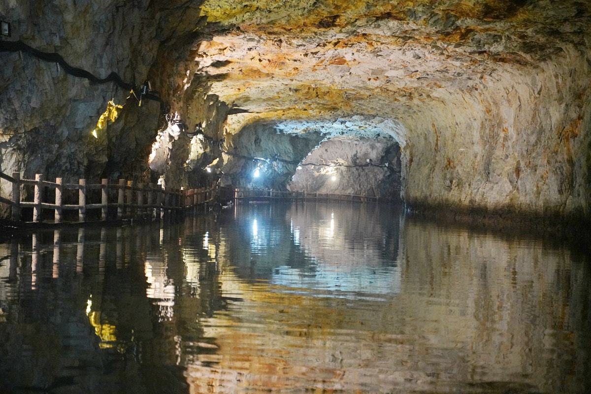 【北海坑道】馬祖南竿必訪景點 人工開鑿鬼斧神工地底坑道 搖櫓舢舨船一探夢幻秘境體驗 - 第17張圖 【北海坑道】馬祖南竿必訪景點 人工開鑿鬼斧神工地底坑道 搖櫓舢舨船一探夢幻秘境體驗
