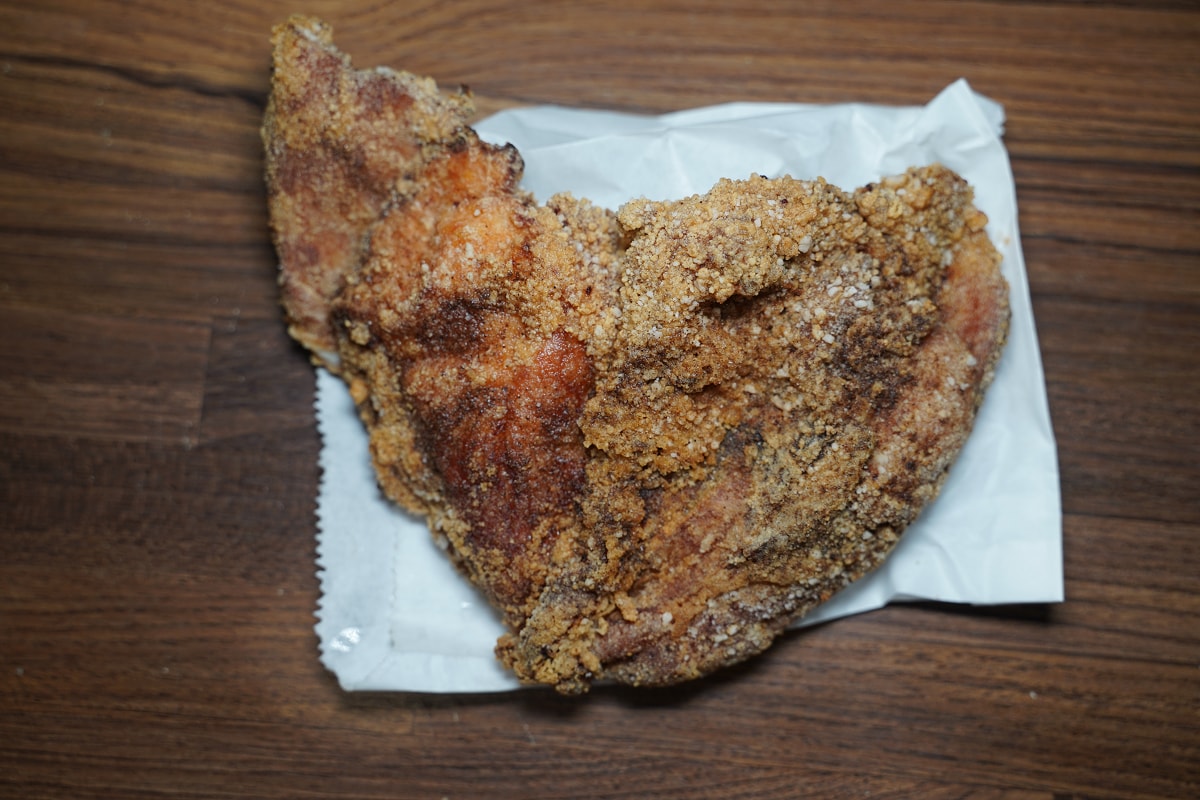 【榕樹下古早味】內壢平價小吃推薦 鄰近家樂福內壢店/元生公園 大腸麵線/協力雞排/脆皮臭豆腐