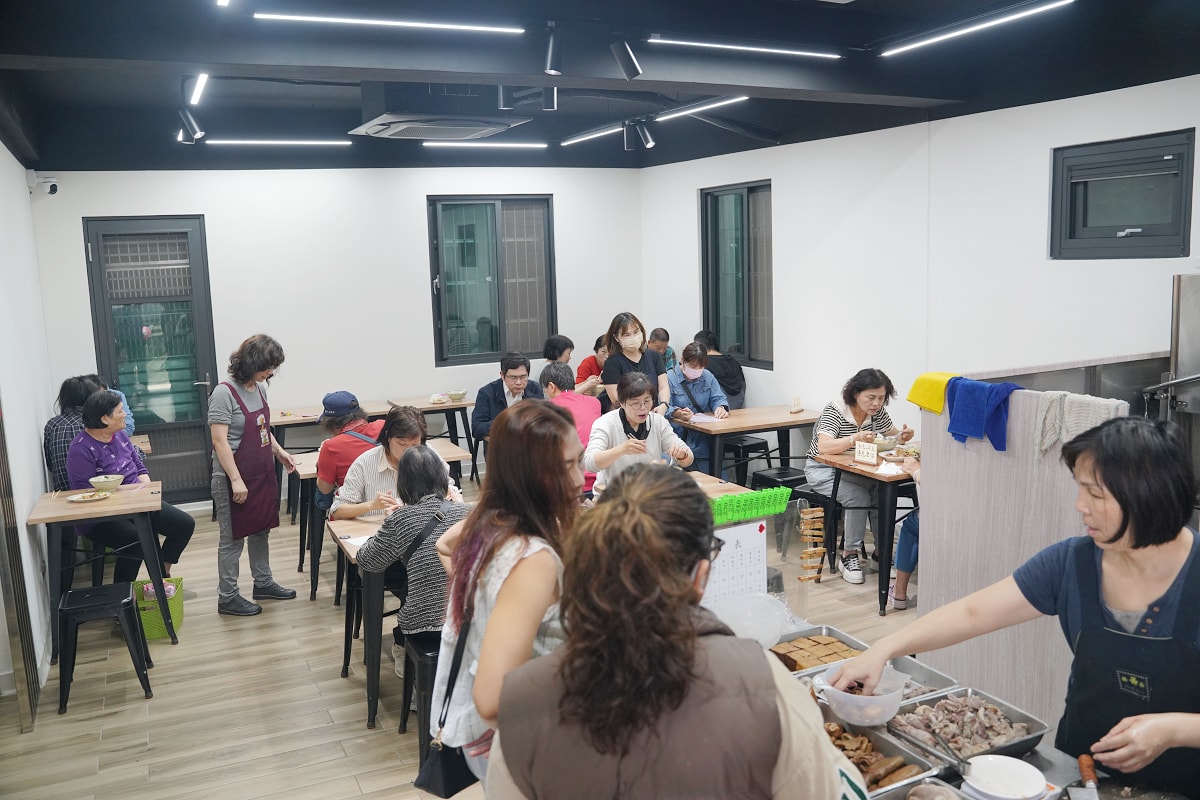 【陳古早味小吃店】內壢傳統市場早午餐推薦 創立於民國61年 美味好吃餛飩麵/鹹湯圓