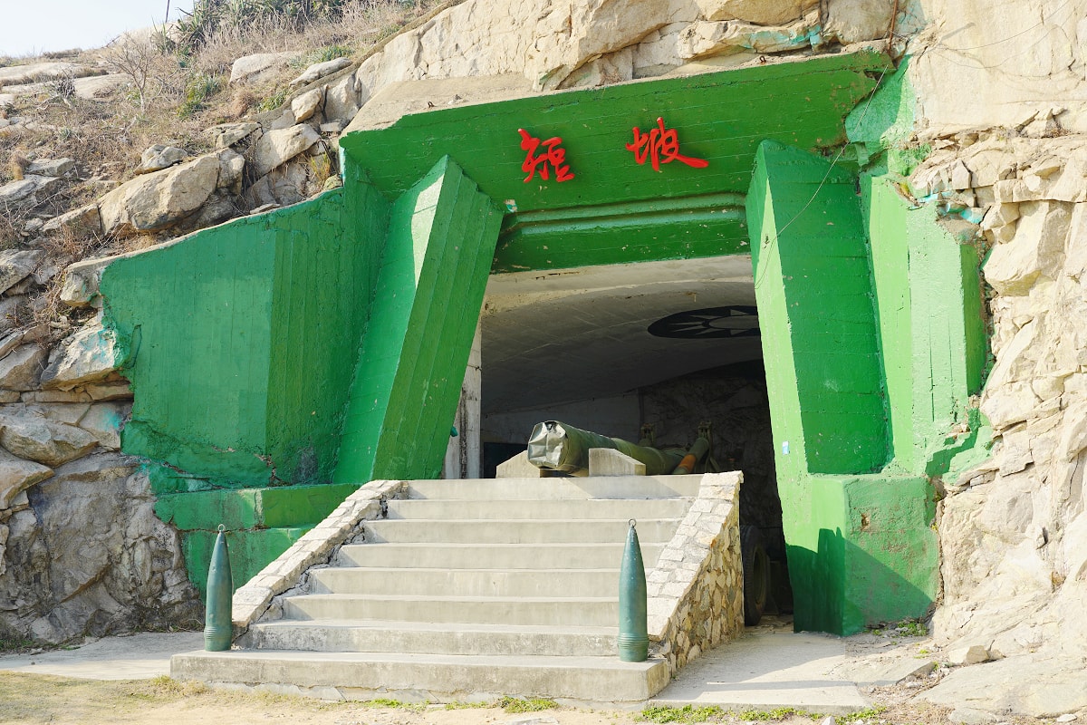 【馬祖北竿短坡陣地】北竿具代表性戰地景觀：鎮島之砲八吋榴砲陣地/一九三旅砲兵營 遠眺北竿機場
