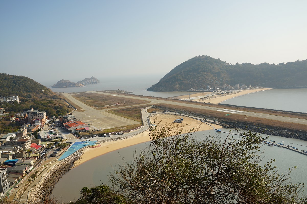 【馬祖北竿短坡陣地】北竿具代表性戰地景觀：鎮島之砲八吋榴砲陣地/一九三旅砲兵營 遠眺北竿機場
