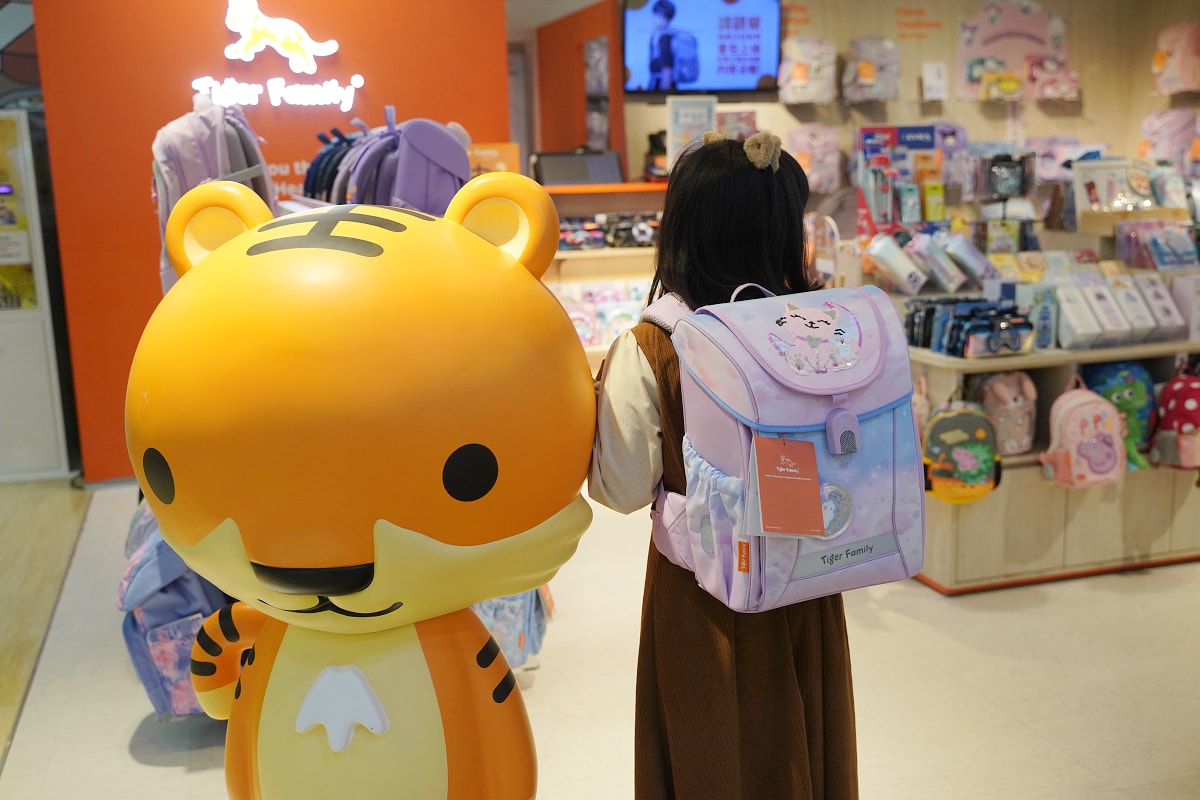 【Tiger Family 超輕量護脊書包】國小兒童書包推薦 多方位保護脊椎成長 酷洛米聯名學院風超輕量護脊書包