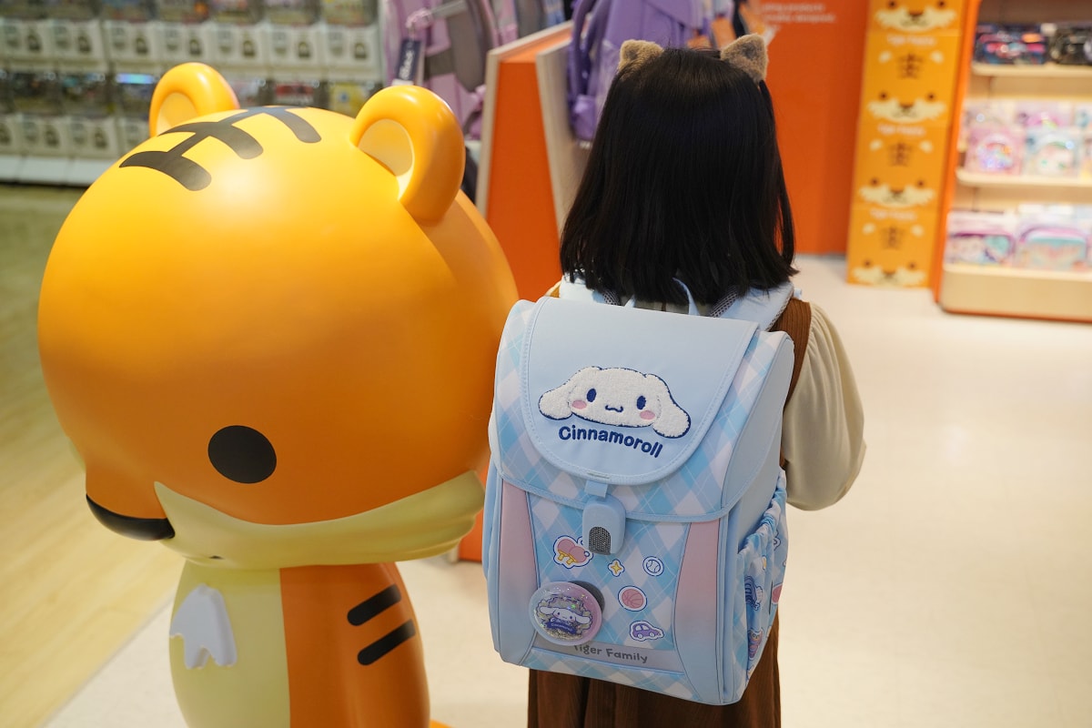 【Tiger Family 超輕量護脊書包】國小兒童書包推薦 多方位保護脊椎成長 酷洛米聯名學院風超輕量護脊書包