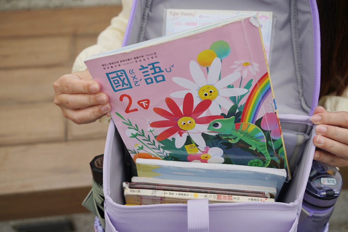 【Tiger Family 超輕量護脊書包】國小兒童書包推薦 多方位保護脊椎成長 酷洛米聯名學院風超輕量護脊書包
