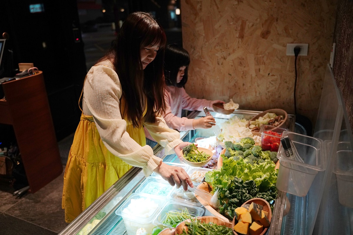 【食鍋性也海鮮鍋物藝文店】桃園藝文特區火鍋推薦 鮮魚+蛤蜊提煉鮮美高湯 加價升級肉肉吃到飽