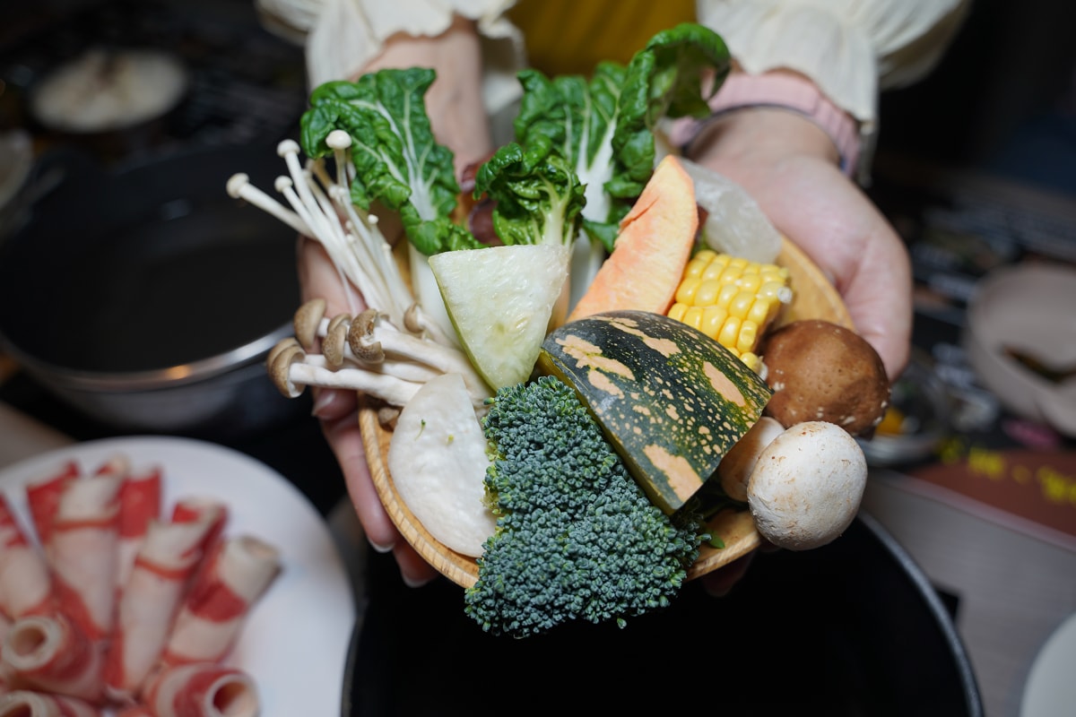 【食鍋性也海鮮鍋物藝文店】桃園藝文特區火鍋推薦 鮮魚+蛤蜊提煉鮮美高湯 加價升級肉肉吃到飽
