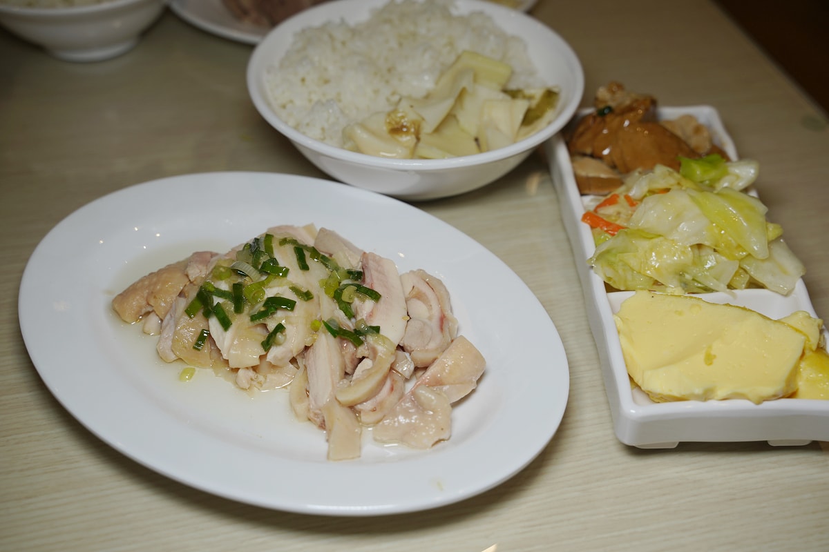 【豪爽鴨鴨肉專賣店內壢店】內壢忠孝路美食小吃推薦 內用鴨骨湯喝到飽 蔥油雞便當美味必點