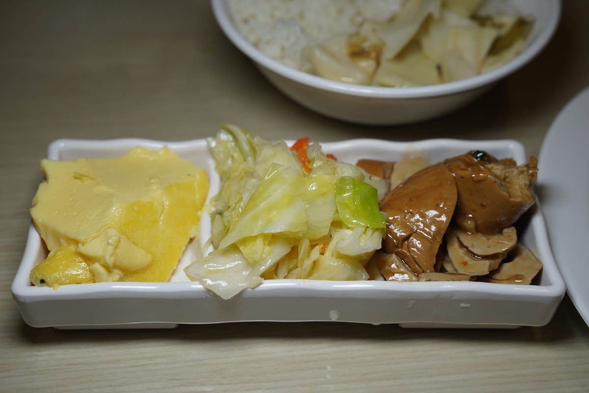 【豪爽鴨鴨肉專賣店內壢店】內壢忠孝路美食小吃推薦 內用鴨骨湯喝到飽 蔥油雞便當美味必點