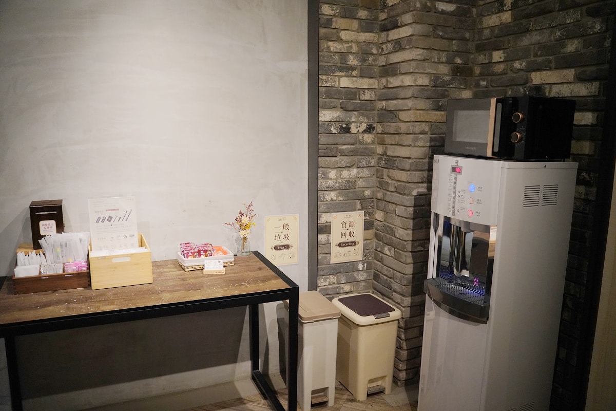 【葉綠宿一中漫走一中館】管家式服務近一中街夜市 豪華雙人房Emma床組 枕頭友善/陪睡小盆栽 - 第6張圖 【葉綠宿一中漫走一中館】管家式服務近一中街夜市 豪華雙人房Emma床組 枕頭友善/陪睡小盆栽