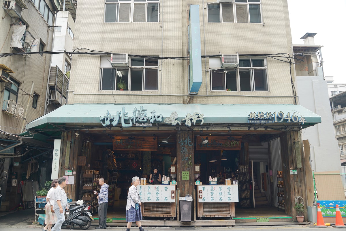 【姚德和青草號】成立於1946年四代傳承 堅守傳統古法熬煮涼茶 Loft木質工業風重塑歷史感