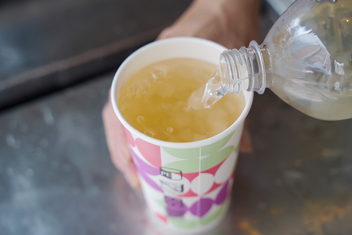 【姚德和青草號】成立於1946年四代傳承 堅守傳統古法熬煮涼茶 Loft木質工業風重塑歷史感