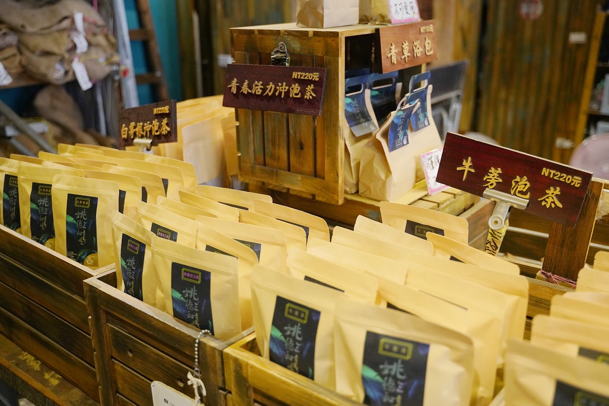 【姚德和青草號】成立於1946年四代傳承 堅守傳統古法熬煮涼茶 Loft木質工業風重塑歷史感