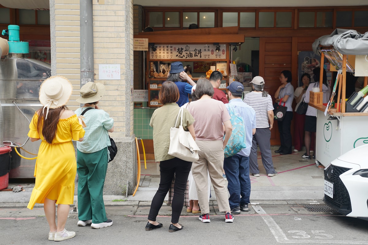 【永樂蔥油餅】台北大稻埕人氣排隊美食 自製辣椒醬海苔粉蔥油餅必點 真材實料台日傳統點心 - 第1張圖 【永樂蔥油餅】台北大稻埕人氣排隊美食 自製辣椒醬海苔粉蔥油餅必點 真材實料台日傳統點心