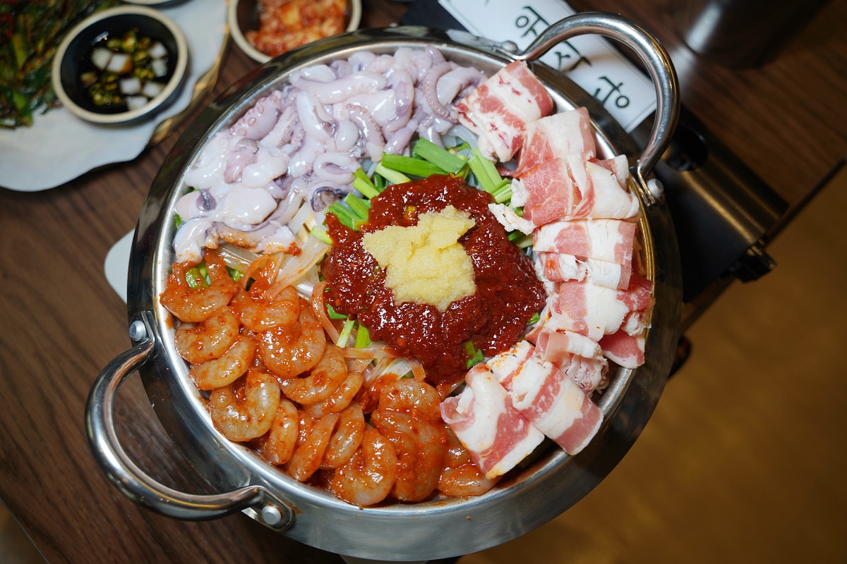 【釜山三味食堂 사위식당 台中店】台中韓式料理推薦 正宗韓國歐巴老闆的章魚蝦鍋 中友百貨旁