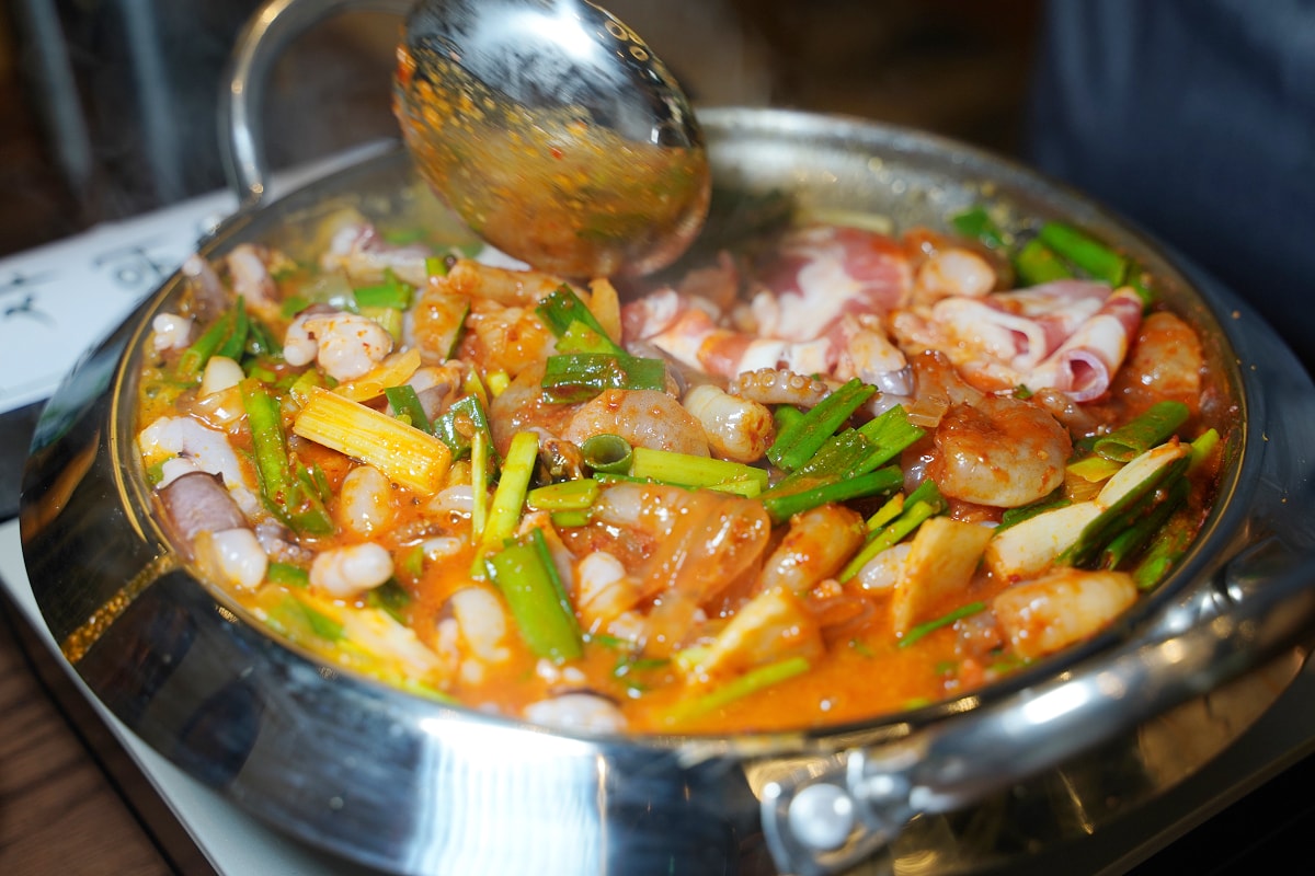 【釜山三味食堂 사위식당 台中店】台中韓式料理推薦 正宗韓國歐巴老闆的章魚蝦鍋 中友百貨旁