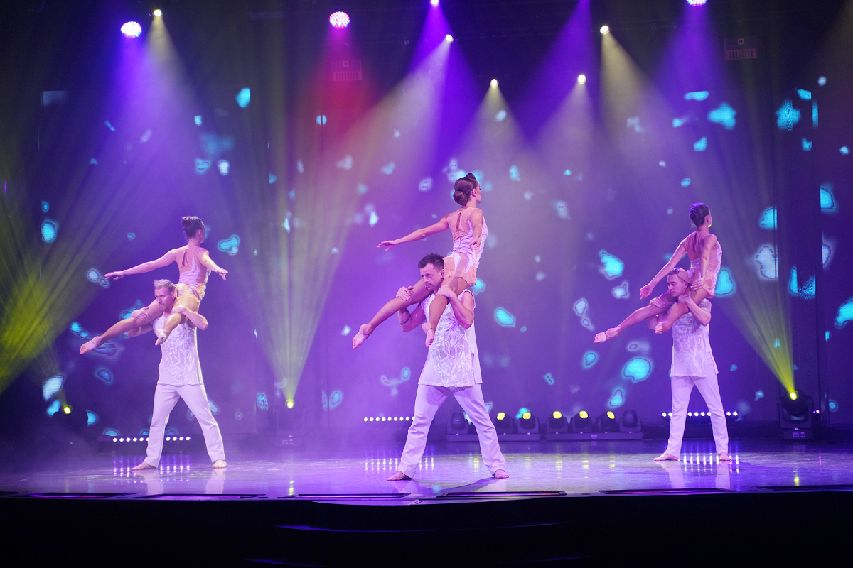 【和之藝。平衡傳奇】麗星郵輪探索星號星座劇院免費表演 精彩高空特技表演 肌肉腹肌爆發不看可惜