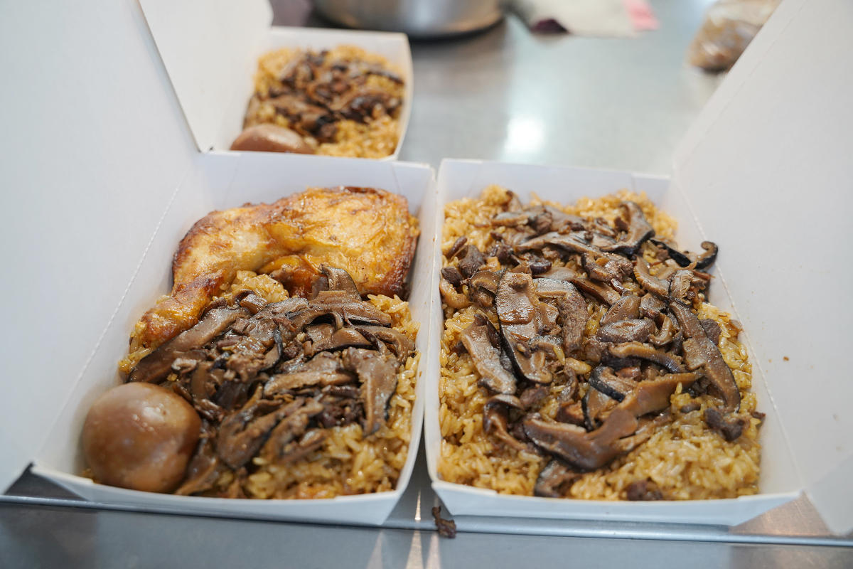 【林合發油飯店】台北大稻埕永樂市場美食推薦 創於1894年台北最好吃油飯 郭台銘指定彌月油飯 - 第3張圖 【林合發油飯店】台北大稻埕永樂市場美食推薦 創於1894年台北最好吃油飯 郭台銘指定彌月油飯