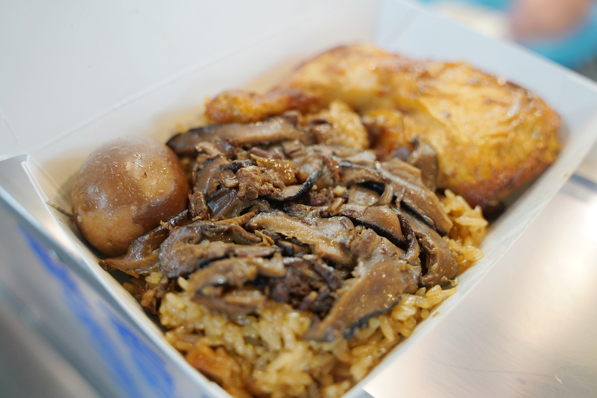 【林合發油飯店】台北大稻埕永樂市場美食推薦 創於1894年台北最好吃油飯 郭台銘指定彌月油飯 - 第4張圖 【林合發油飯店】台北大稻埕永樂市場美食推薦 創於1894年台北最好吃油飯 郭台銘指定彌月油飯