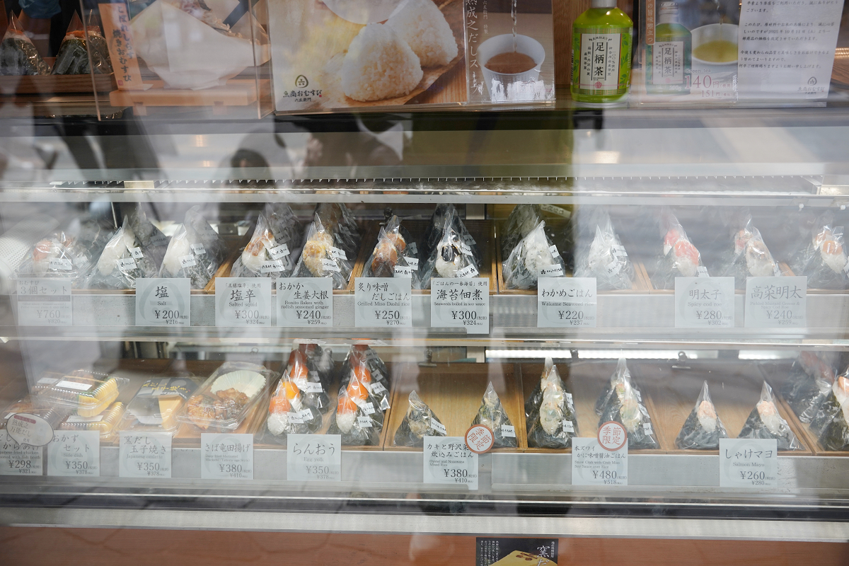 【魚商おむすび六左衛門ミナカ小田原店】440年超老字號魚商飯糰品牌 自家工廠醃漬海鮮珍味內餡 - 第3張圖 【魚商おむすび六左衛門ミナカ小田原店】440年超老字號魚商飯糰品牌 自家工廠醃漬海鮮珍味內餡