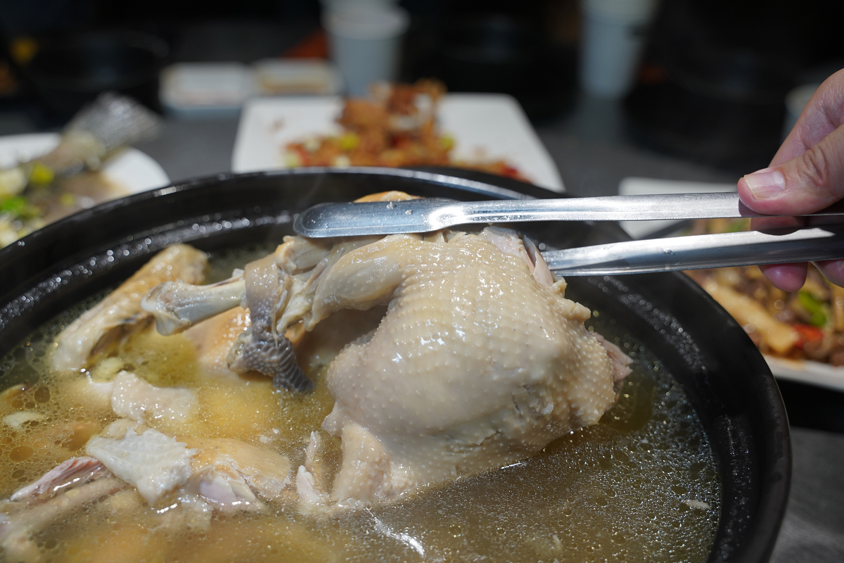 【菇神鹿谷店】南投鹿谷美食餐廳推薦 連續五年入選臺灣米其林指南殊榮 美味必點天白花菇燉土雞