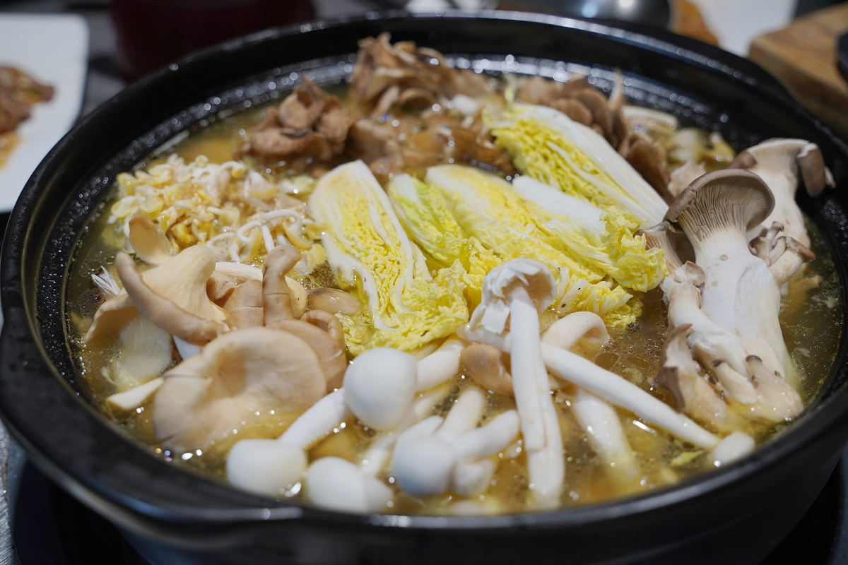 【菇神鹿谷店】南投鹿谷美食餐廳推薦 連續五年入選臺灣米其林指南殊榮 美味必點天白花菇燉土雞