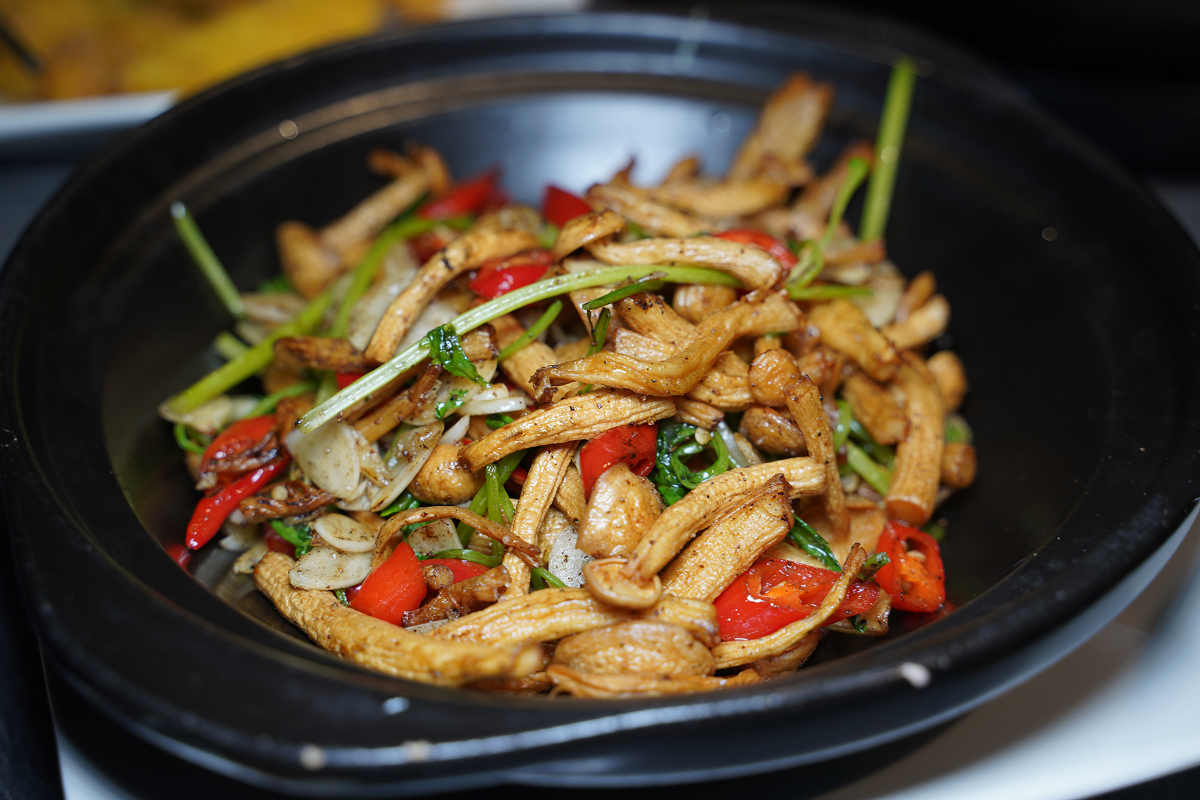 【菇神鹿谷店】南投鹿谷美食餐廳推薦 連續五年入選臺灣米其林指南殊榮 美味必點天白花菇燉土雞