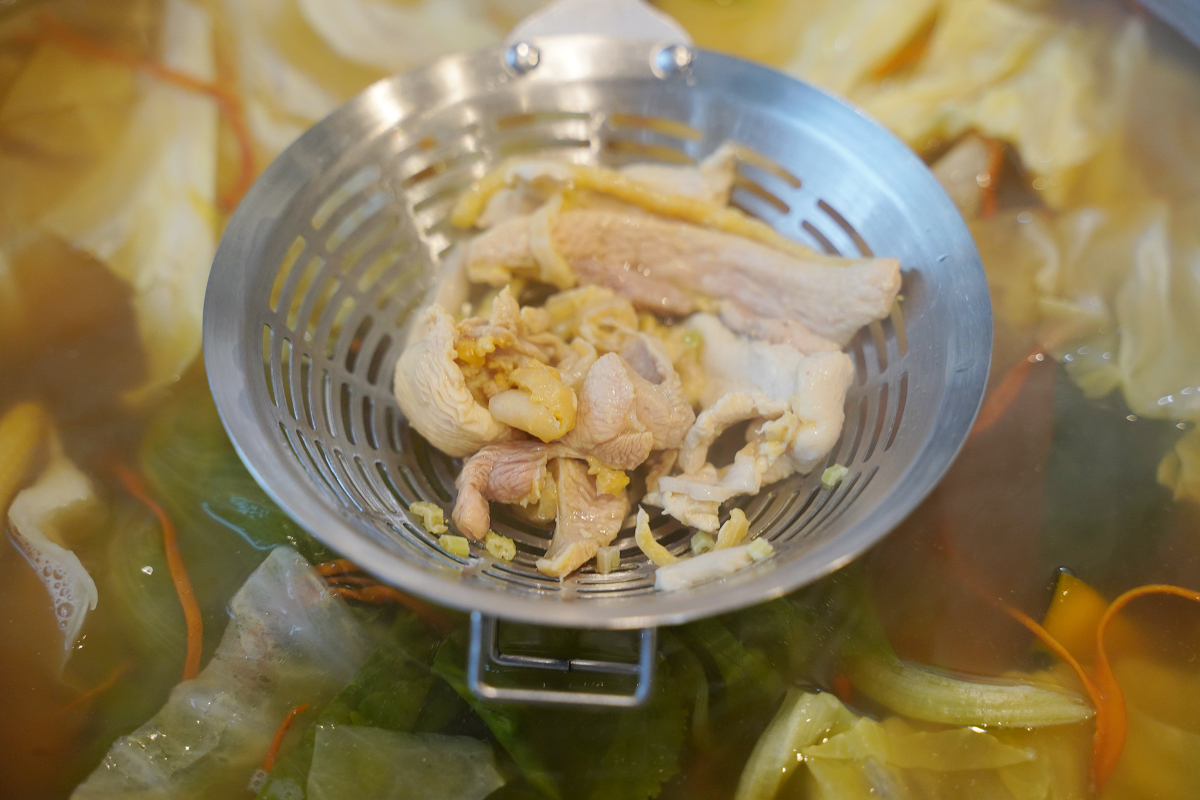 【雞王涮涮鍋鹿芝谷店】南投鹿谷美食餐廳推薦 消費滿額免費參觀鹿芝谷 美味必點金雞滿福四人套餐