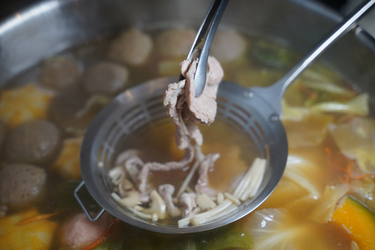 【雞王涮涮鍋鹿芝谷店】南投鹿谷美食餐廳推薦 消費滿額免費參觀鹿芝谷 美味必點金雞滿福四人套餐